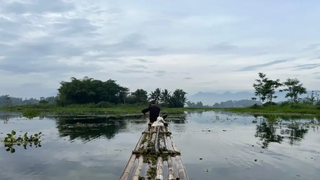 Nasib Nelayan Bagendit Pasca Revitalisasi: Eceng Gondok Menumpuk, Ikan Berkurang, Nelayan Terpaksa Angkat Kaki Nelayan di Situ Bagendit. (Rizki Peratami/Radar Garut)