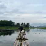 Nelayan di Situ Bagendit. (Rizki Peratami/Radar Garut)