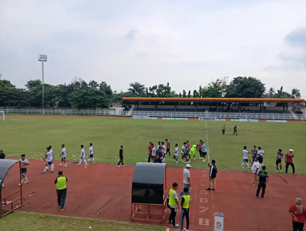 Persigar (Putih) berhasil amankan satu tiket ke putaran nasional Liga 4. (Ale/Radar Garut)