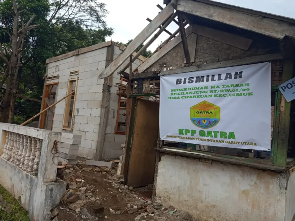 KPP Gatra dukung bedah rumah Tarsiah di Cilanjung Desa Cipareuan, Cibiuk. (Pepen Apendi/Radar Garut)