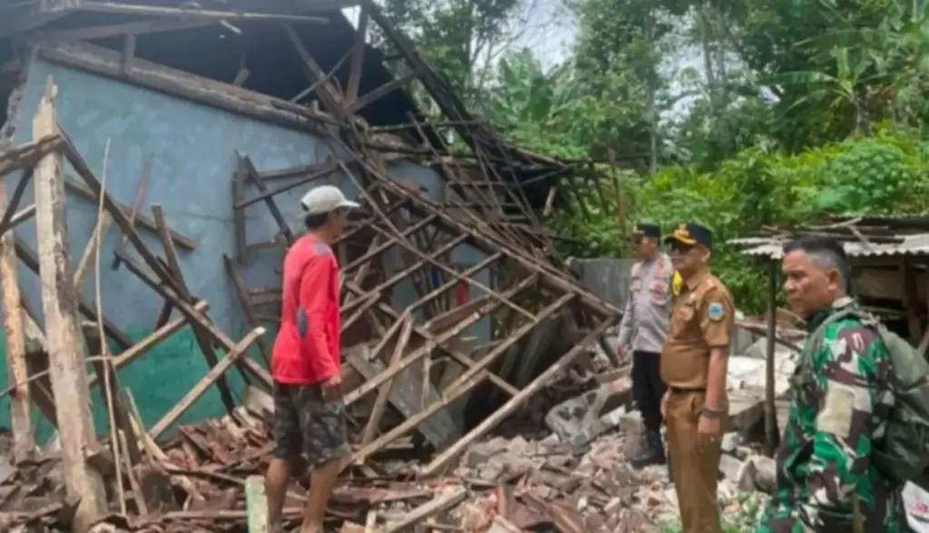 Forkopimcam dan Polsek Caringin Tinjau Lokasi Pergeseran Tanah Seluas 5 Hektare Pergeseran Tanah Seluas 5 Hektare di Desa Caringin Kabupaten Garut. (Istimewa)