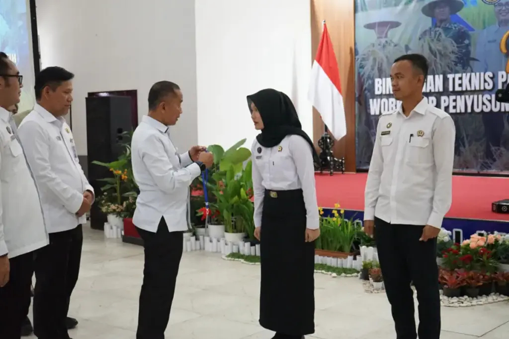 Kakanwil Ditjenpas Jabar, Kusnali didampingi Kalapas Garut Rusdedy saat membuka acara Bimtek Koperasi MP