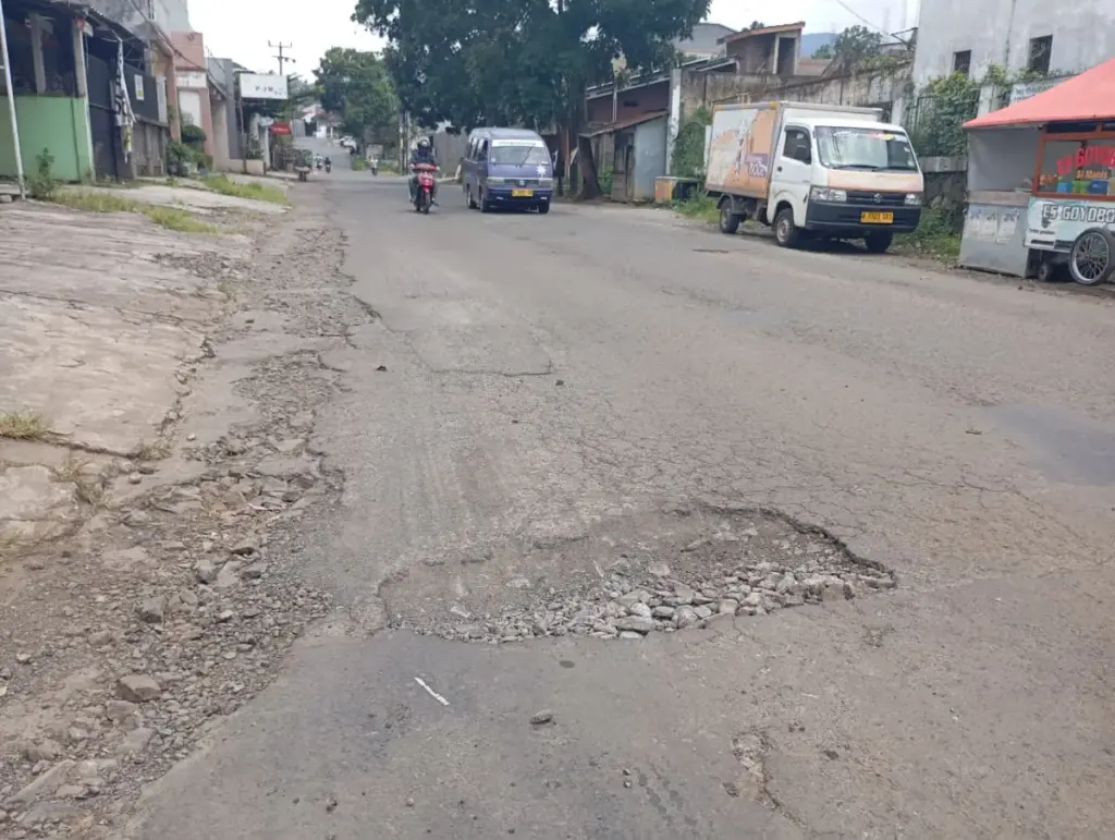 Rawan Kecelakaan! Jalan Berlubang di Karangpawitan, Warga Minta Segera Diperbaiki Beberapa titik di jalan Gatot Subroto Kecamatan Karangpawitan mengalami kerusakan. (Ale/Radar Garut)