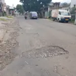 Beberapa titik di jalan Gatot Subroto Kecamatan Karangpawitan mengalami kerusakan. (Ale/Radar Garut)