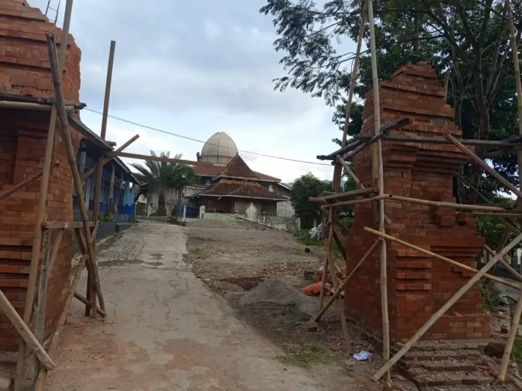 Menarik! Warga Kompak Bangun 6 Gapura Mirip Candi di Cibiuk Garut Gapura besar berbentuk candi di Pesantren Tengah dekat Masjid Agung Cibiuk, Garut (Pepen Apendi/Radar Garut)