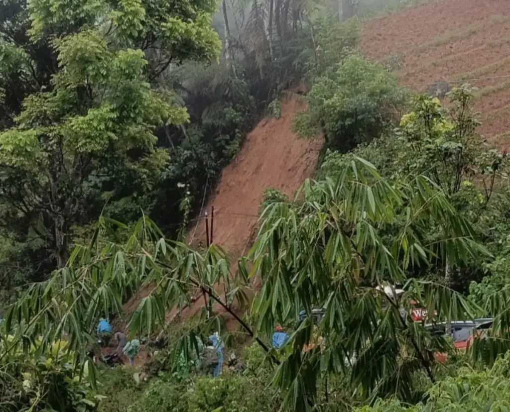 Longsor Terjang Bungbulang Garut, Hingga Menimpa Sebuah Rumah Warga