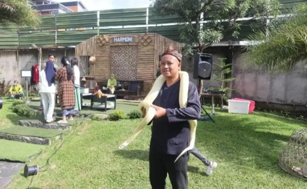Hotel Harmoni Garut Hadirkan "Breakfast Spesial" Bernuansa Kampung Sunda, Road to New Year 2026 Hotel Harmoni yang berkolaborasi dengan komunitas reptil dari Kadungora, Garut, memberikan edukasi kepada tamu