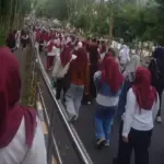 Buruh pabrik di Garut yang didominasi perempuan. (Rizka/Radar Garut)