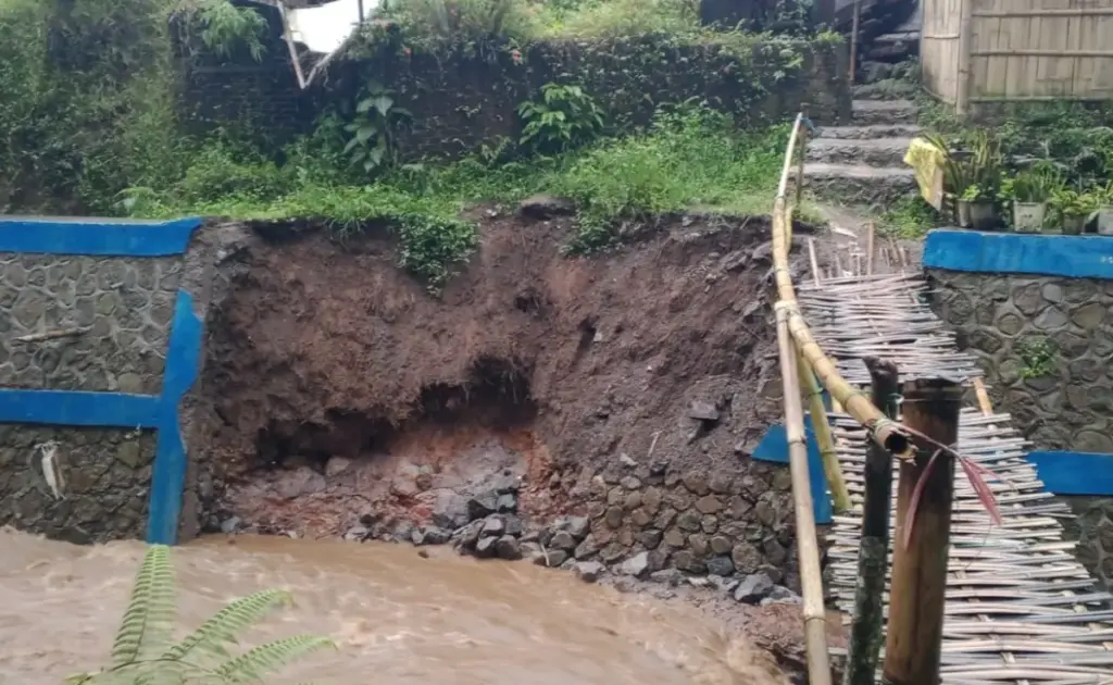 Baru 3 Bulan Dibangun TPT Sungai Cikuray Sudah Ambruk, Ada Apa dengan Pengerjaannya? Kondisi Tembok Penahan Tebing (TPT) di sungai Cikuray, Kampung Pasar wetan, Cikajang Garut