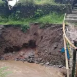 Kondisi Tembok Penahan Tebing (TPT) di sungai Cikuray, Kampung Pasar wetan, Cikajang Garut