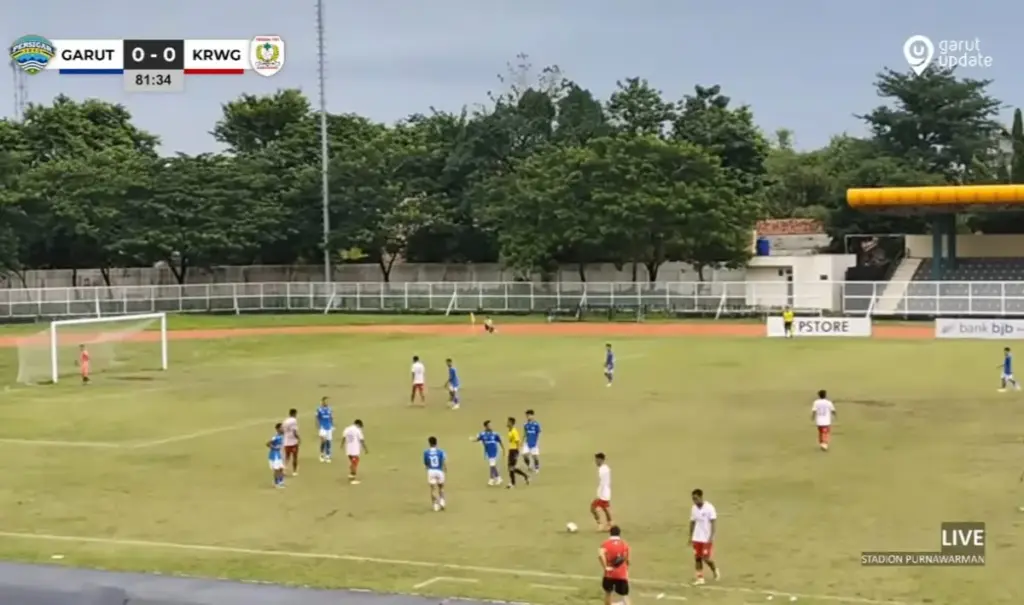 Persigar (biru) gagal raih poin maksimal saat menghadapi Persika 1951 Karawang. (Tangkapan layar livestreaming