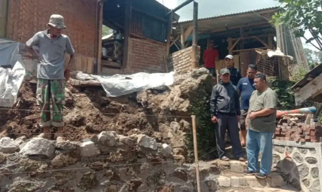 Yudha saat meninjau warga yang rumahnya ambruk akibat bencana tanah longsor