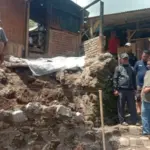 Yudha saat meninjau warga yang rumahnya ambruk akibat bencana tanah longsor