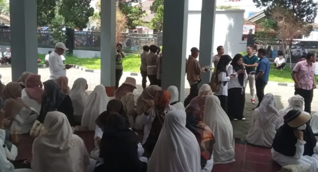 Calon Haji beberapa waktu yang lalu datangi gedung DPRD Garut