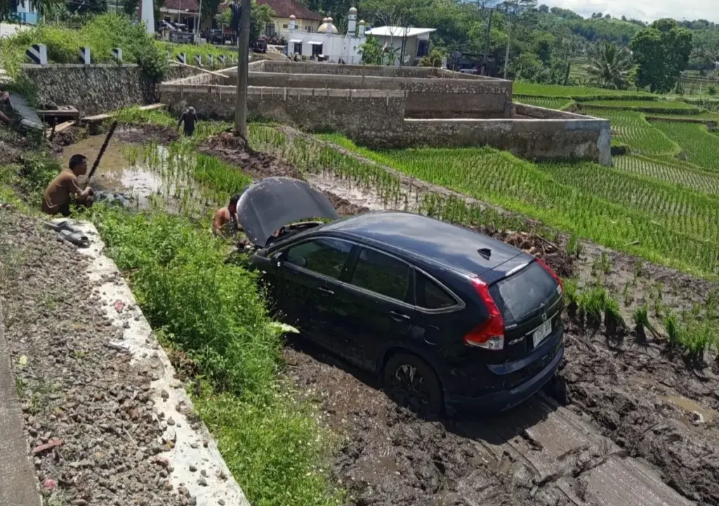 Mobil CR-V hitam terjun ke sawah betulan Cibenda Desa Sindangsari Kecamatan Leuwigoong, Sabtu (22/11). (Pepen