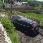 Mobil CR-V hitam terjun ke sawah betulan Cibenda Desa Sindangsari Kecamatan Leuwigoong, Sabtu (22/11). (Pepen