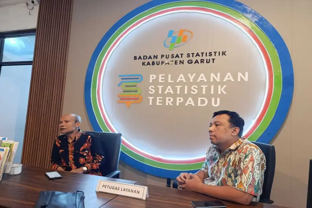 Petugas BPS Garut menjelaskan soal DTSEN. Hendra Sukatriyana, Statistisi Ahli Muda BPS Kabupaten Garut (kanan)