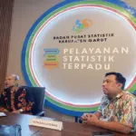 Petugas BPS Garut menjelaskan soal DTSEN. Hendra Sukatriyana, Statistisi Ahli Muda BPS Kabupaten Garut (kanan)