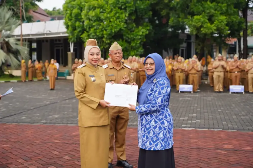 Pemkab Garut Apresiasi Pengabdian ASN yang Purna Bakti, Luna Avriantini Sampaikan Pesan Haru Penyerahan simbolis SK kepada mantan Kadisparbud Garut, Luna Aviantrini. (dok Diskominfo Garut)