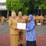 Penyerahan simbolis SK kepada mantan Kadisparbud Garut, Luna Aviantrini. (dok Diskominfo Garut)