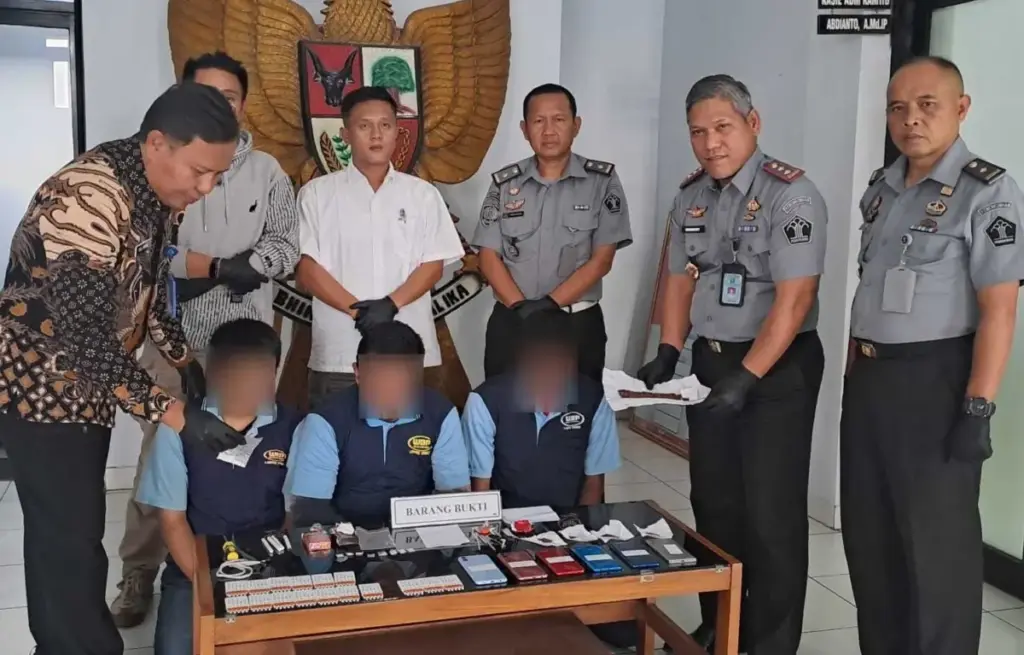 Zero Tolerance, Lapas Garut Gagalkan Penyelundupan Narkoba, Enam WBP Divonis Berat 8–13 Tahun Kalapas Garut beserta jajaran menunjukkan barang bukti penyelundupan narkoba