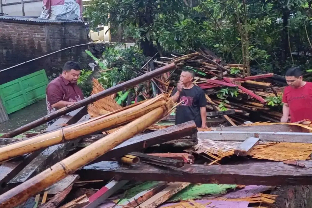 Anggota DPRD Garut, Yudha Puja Turnawan melihat rumah emak Mimin yang ambruk