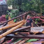 Anggota DPRD Garut, Yudha Puja Turnawan melihat rumah emak Mimin yang ambruk