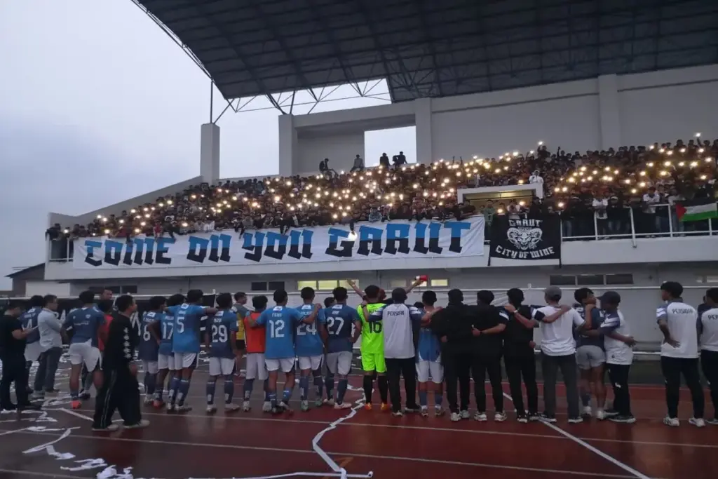 Tahan Imbang Tim Kuat, Persigar Lolos ke Babak 12 Besar Liga 4 Seri 1 Piala Gubernur Jabar Persigar (biru) berhasil menahan tim kuat Persikotas Kota Tasikmalaya dengan skor sama kuat yakni 1-1.