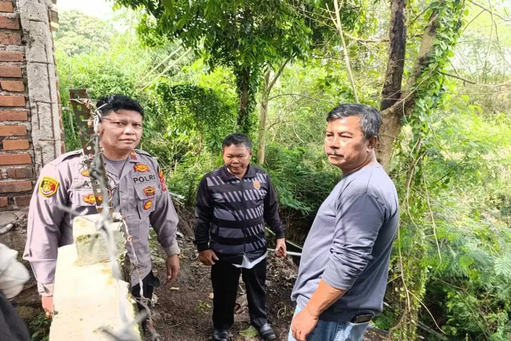 Longsor di Desa Cibunar Tarogong Kidul Ancam 3 Rumah dan Masjid Pemerintah Desa bersama Polri meninjau ke lokasi longsor