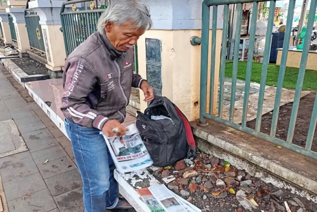 Perjuangan Iwan Mencari Nafkah, 3 Dekade Menjadi Penjual Koran di Garut Iwan, warga Kp kiarapayung Kecamatan Karangpawitan setiap harinya menggendong tas berisi koran