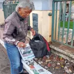 Iwan, warga Kp kiarapayung Kecamatan Karangpawitan setiap harinya menggendong tas berisi koran