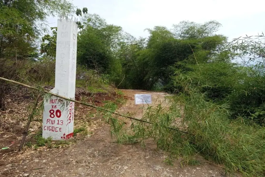 Jalan Cigoce di Cibatu Mulai Dirabat Beton, Warga Antusias Harga Tanah Ikut Naik Jalan Cigoce Desa Sindang suka, Cibatu, ditutup sementara selama perbaikan jalan
