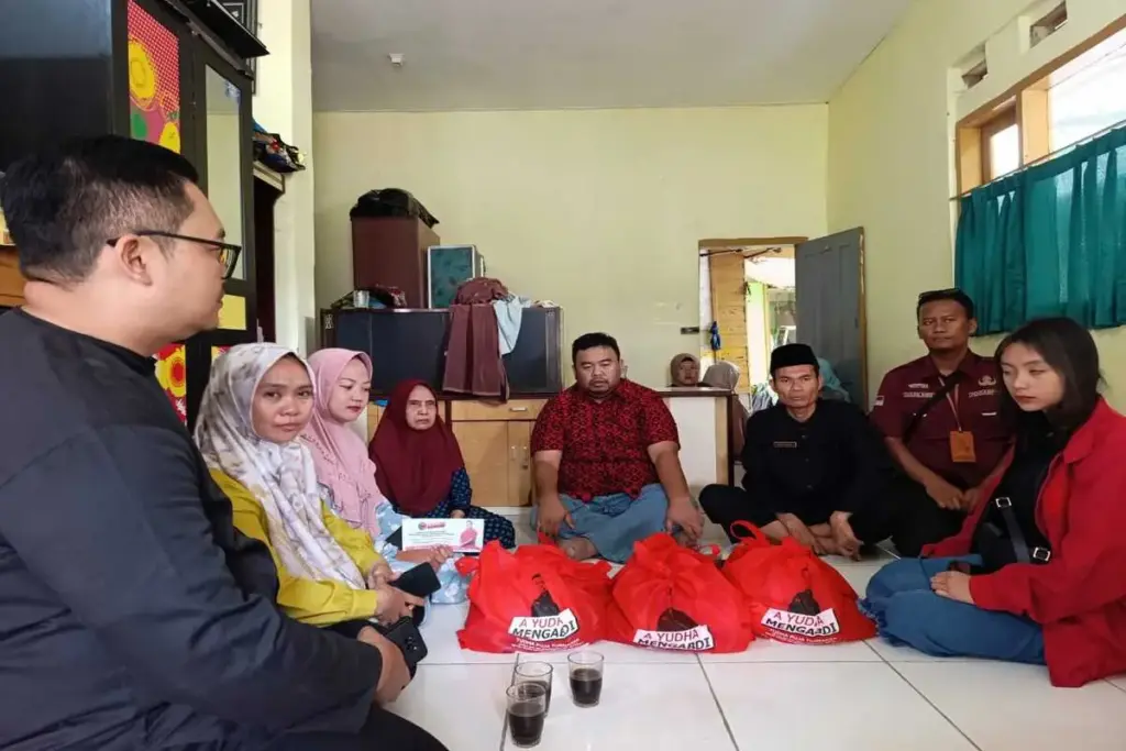 Emak Eros, Lansia Duafa di Leles Rumahnya Roboh, Sementara Tinggal di Madrasah Kunjungan Anggota DPRD, Yudha Puja Turnawan ke Rumah lansia duafa