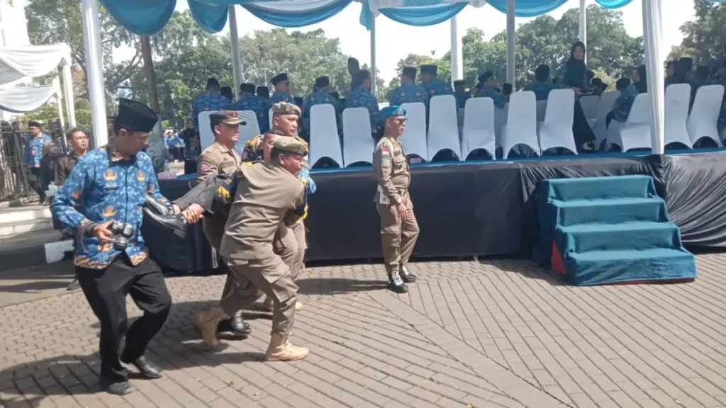 Seorang PPPK Paruh Waktu Garut Pingsan Saat Mengikuti Upacara Pelantikan Seorang PPPK Paruh Waktu Garut Pingsan Saat Mengikuti Upacara Pelantikan. (Feri/Radar Garut)