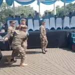 Seorang PPPK Paruh Waktu Garut Pingsan Saat Mengikuti Upacara Pelantikan. (Feri/Radar Garut)