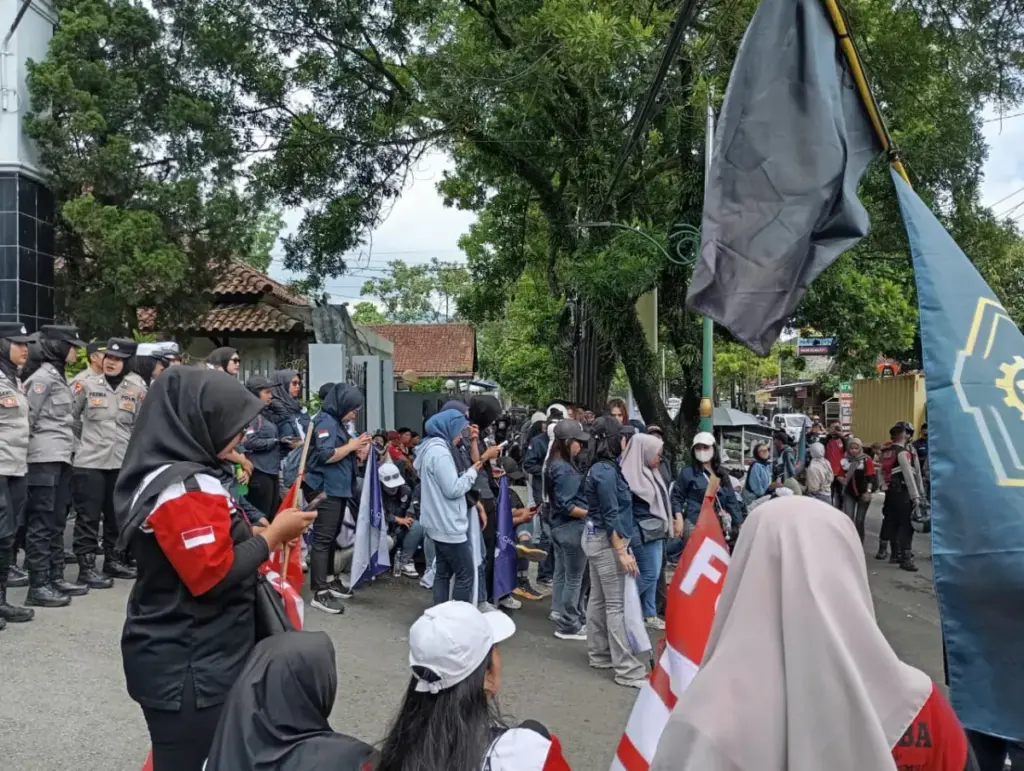 Buruh di Garut Minta UMK Rp3,6 Juta. (Ale/Radar Garut)