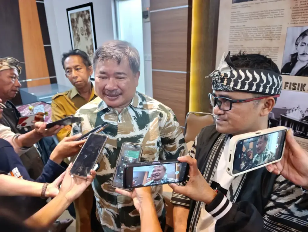 Pembina Dewan Kebudayaan Garut, Rudy Gunawan (kiri) Ketua Dewan Kebudayaan Garut, Irwan Hendarsyah (kanan)