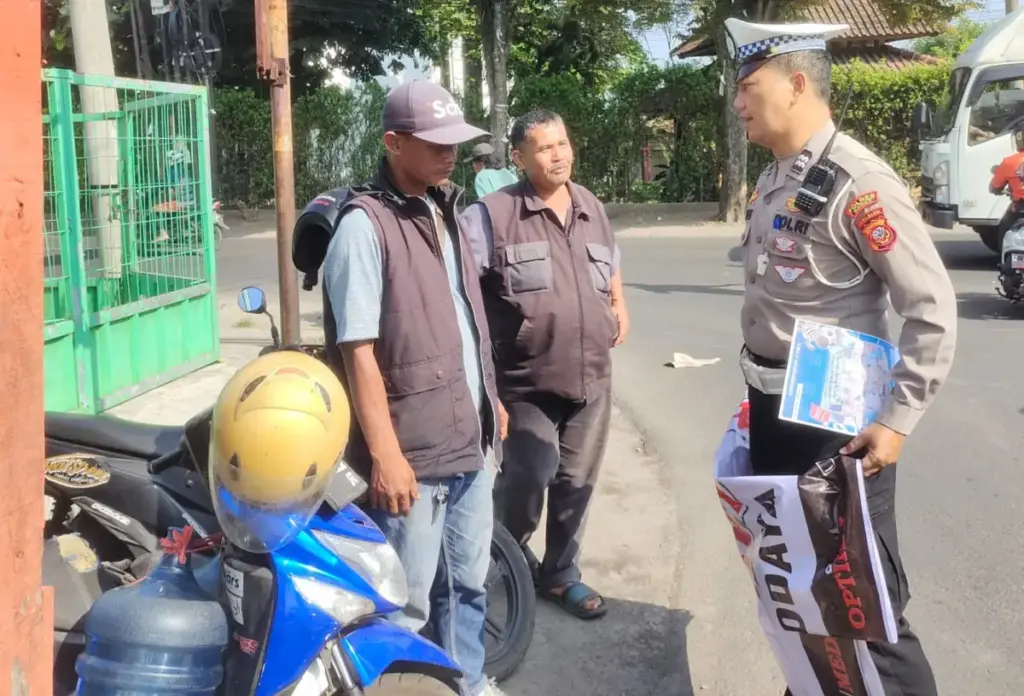 Sat Lantas saat menegur pengendara yang merokok. (Dok Polres Garut)