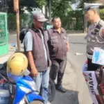 Sat Lantas saat menegur pengendara yang merokok. (Dok Polres Garut)