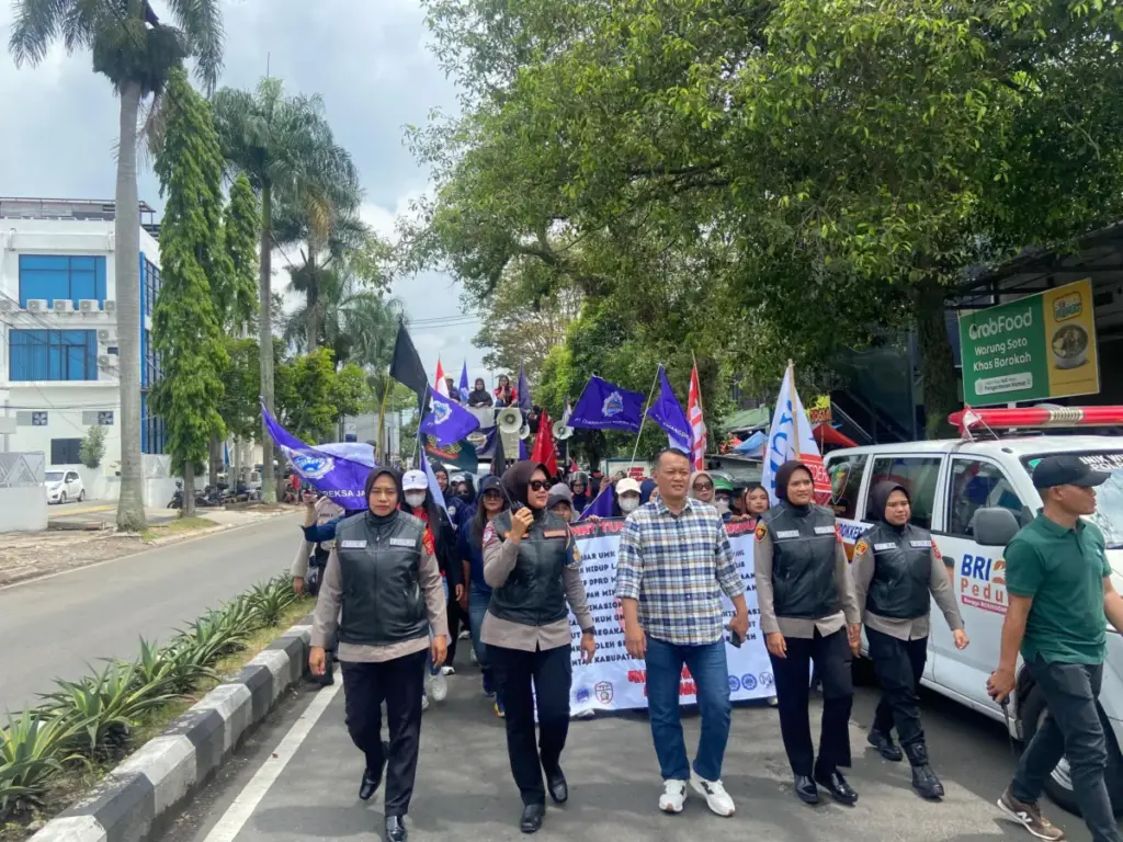 Polwan Turut Kawal Aksi Buruh di Garut, Pengamanan Berlangsung Kondusif Polwan Turut Kawal Aksi Buruh di Garut