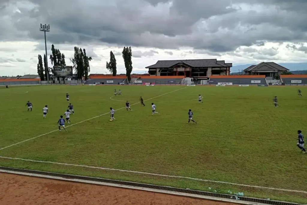 Persigar (putih) mampu menumbangkan PSB Bogor dengan skor meyakinkan yakni 2 goal tanpa balas