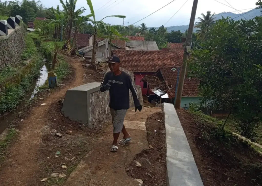 Pembangunan TPT melalui Distarkim di Kampung Balong Desa Leuwigoong, Kecamatan Leuwigoong untuk cegah longsor.