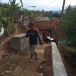 Pembangunan TPT melalui Distarkim di Kampung Balong Desa Leuwigoong, Kecamatan Leuwigoong untuk cegah longsor.
