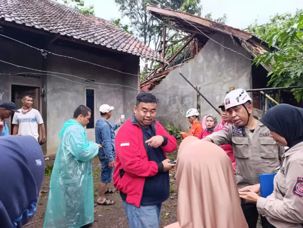 Pohon Besar Timpa Dua Rumah Warga, Anggota DPRD Garut Serukan Kolaborasi Bantuan dua rumah warga tertimpa pohon