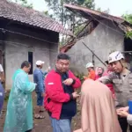 dua rumah warga tertimpa pohon