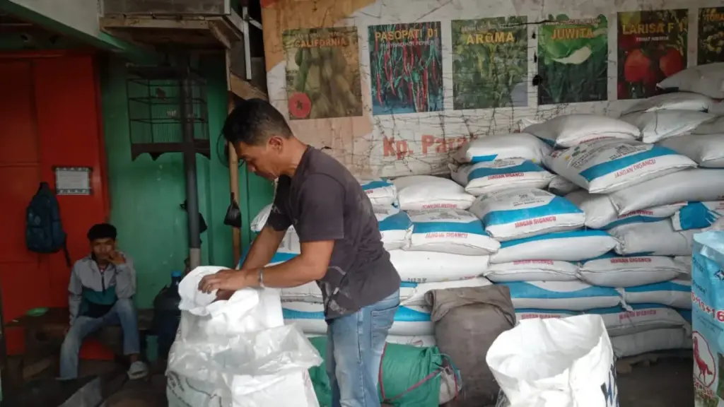 Pemilik PPTS melayani pembeli pupuk subsidi. (Feri/Radar garut)