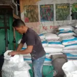 Pemilik PPTS melayani pembeli pupuk subsidi. (Feri/Radar garut)