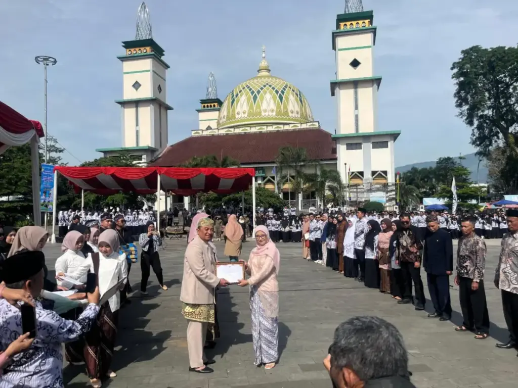 Pemerintah Janjikan Reformasi Besar di Hari Guru, Dari Beasiswa Hingga Kenaikan Tunjangan Sertifikasi