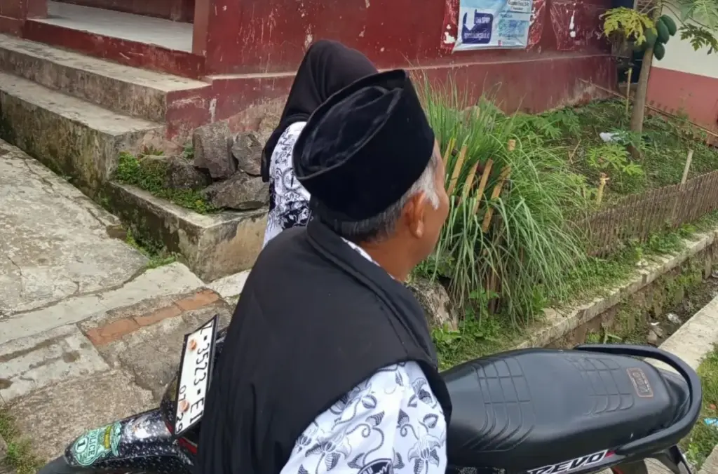 Absensi Dua Kali Sehari, Guru PNS dan PPPK di Garut Harus Kembali ke Sekolah Pukul 16.00 Guru-guru SDN 1 Cipareuan, Cibiuk, isi absensi setiap pukul 16.00. (Pepen Apendi/Radar Garut)