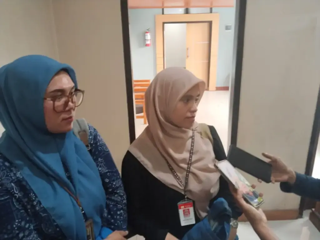 Lilis Susanti (kanan) saat diwawancarai media.(Feri/Radar Garut)